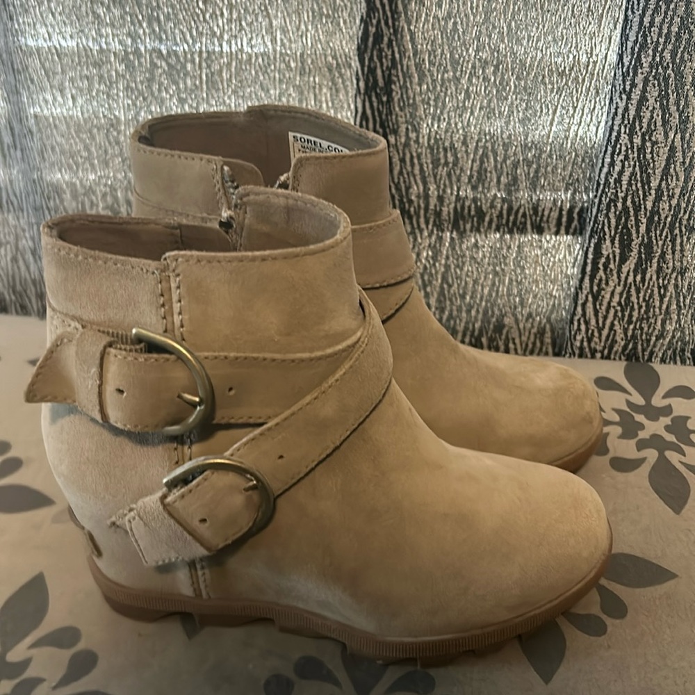 Sorel tan wedges